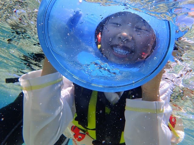 西表島の海で箱眼鏡を使う子供