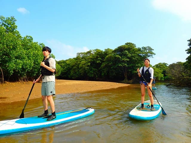 吹通川SUPをするカップル