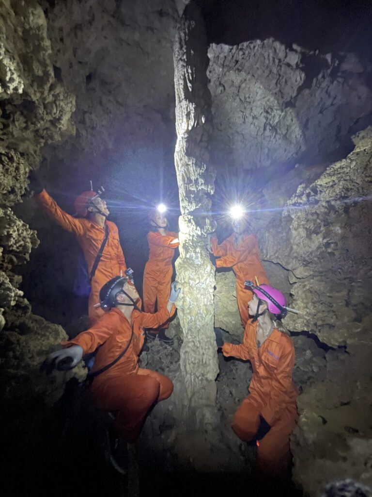 【石垣島】ロマン溢れる大冒険！黄金の洞窟でのケイビングツアー