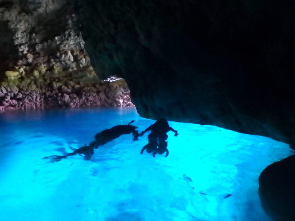 【沖縄本島】青の洞窟シュノーケル & 美ら海水族館チケットセットプラン