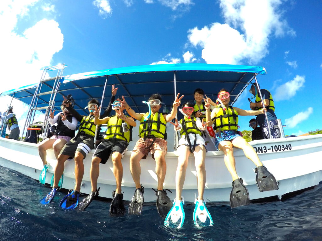 【沖縄本島】専用ボートで行く青の洞窟シュノーケル&バナナボートセット
