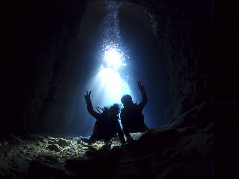 【沖縄本島】青の洞窟で体験ダイビング！完全貸切で初心者も安心